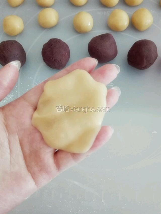 取面团压扁。