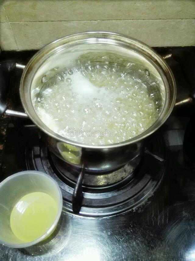 糖水沸腾后转最小火，不能再搅拌糖水，避免反沙。