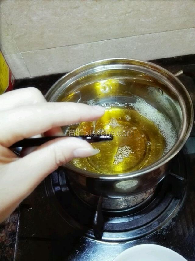 第20分钟左右的时候，糖水变成金黄色，变得有点浓稠即可关火。(可以用筷子粘取少许糖浆，稍微放凉，触摸糖浆有点拉丝的感觉即可。)