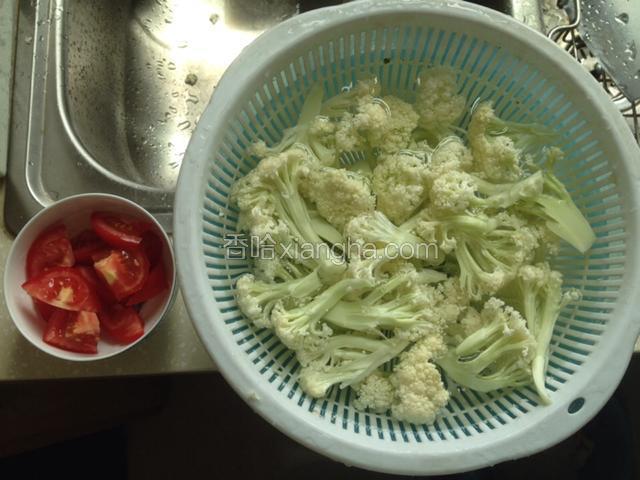 蕃茄洗净切小块，有机花菜净泡十分钟再洗浄