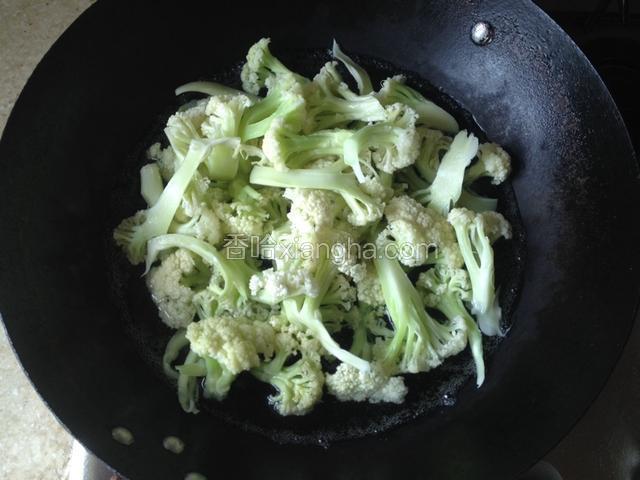 有机花菜入锅抄水，放点盐在水中，以便入味