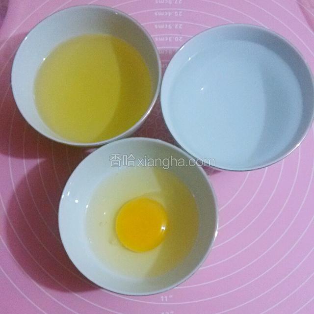 先制作水油皮，把水，油，鸡蛋，面粉，糖准备好