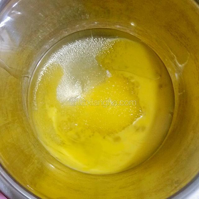 倒入鸡蛋搅拌匀