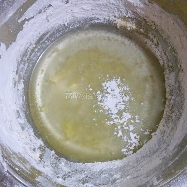 现在制作油酥皮，把花生油倒入容器内