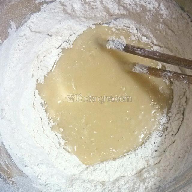 筛入面粉搅拌成团，同样松弛25分钟