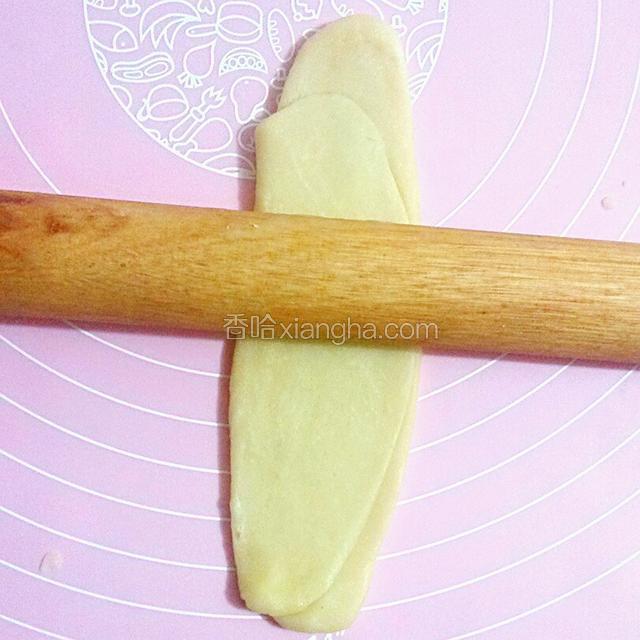 再擀成长条形。