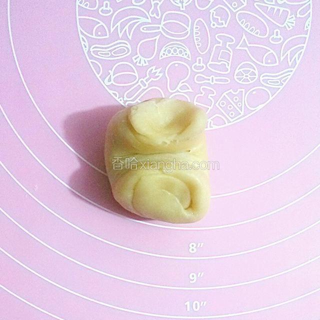 将长条再次卷起立起来压扁成圆形
