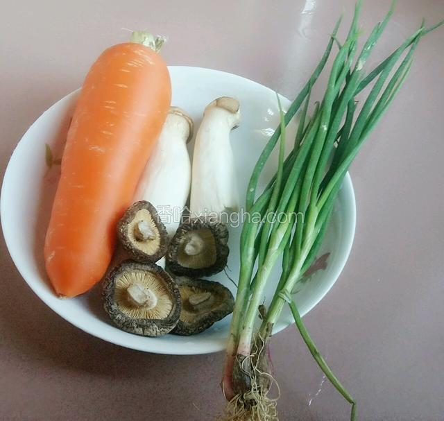 如图，备齐食材。
