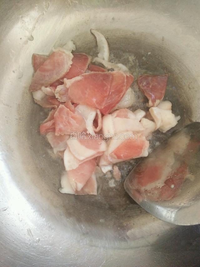 炒锅内倒适量油，油热了，放入切好的五花肉，翻炒，加盐，料酒