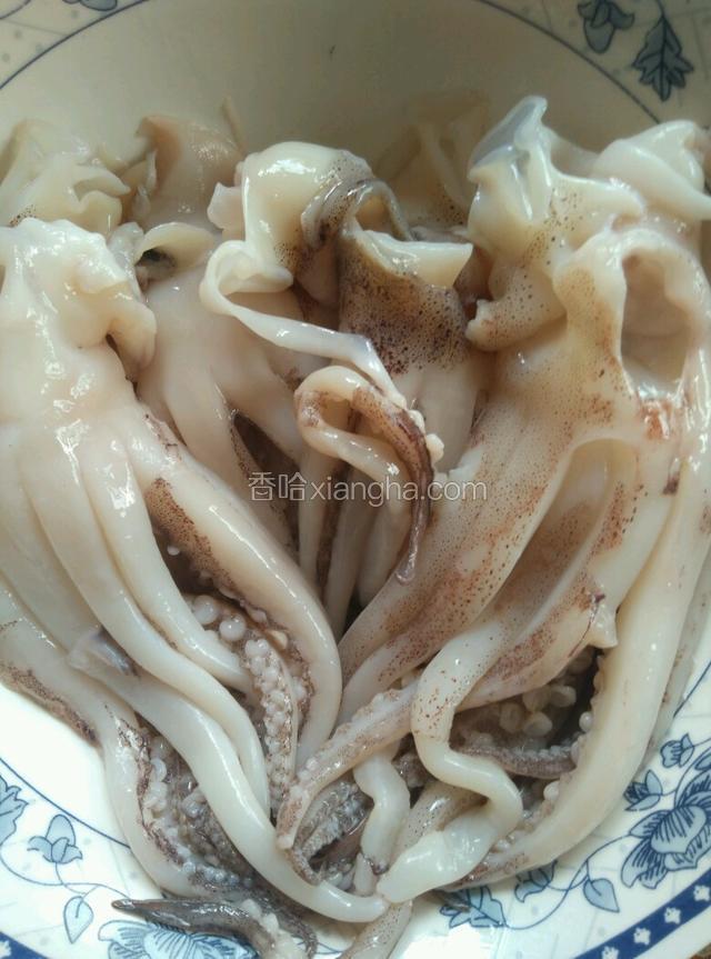 洗净去皮装盘备用