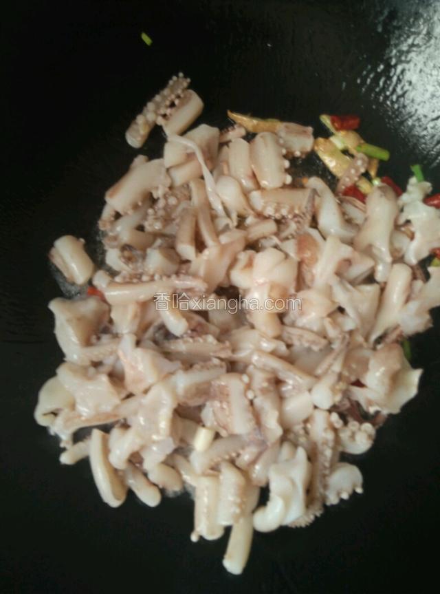 油热加葱，姜，辣椒煸炒好，加入鱿鱼