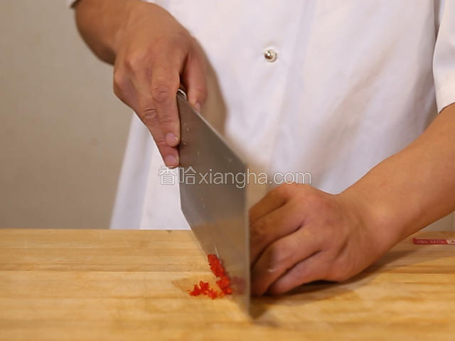 红椒切成沫。