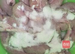 酸菜粉肠汤的做法图解1