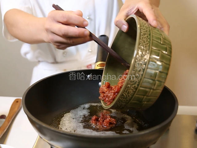 热锅下油大火烧至六成热，放入牛肉粒滑熟捞出备用。