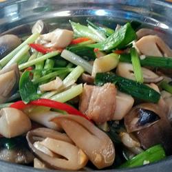爆炒草菇三层肉的做法[图]