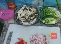 爆炒草菇三层肉的做法图解1