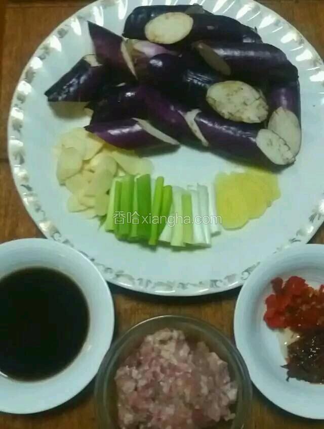 茄子两面斜剞十子花刀，斜切成约4cm的段；蒜切片，葱切寸段；泡椒切碎；生抽、米醋、料酒、白糖兑成碗汁。