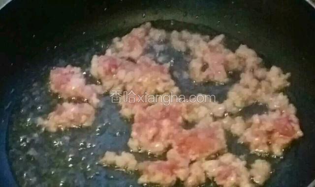 锅中放菜籽油烧热转小火，下肉糜划散煸干。