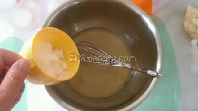 加入绵白糖继续搅匀