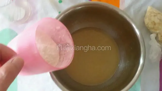 然后放入低筋面粉搅拌匀