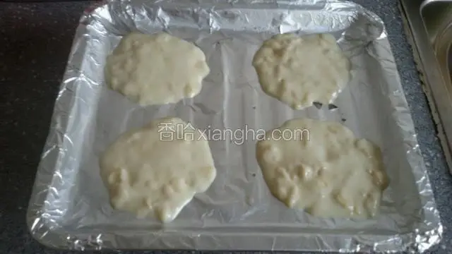 烤盘铺一层锡纸，用毛刷抹上一层薄油，然后用勺子舀一勺放入盘上，留出距离，振动几下，使之更薄点