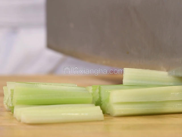 芹菜从中间切开，顶刀切条，然后改成寸段。