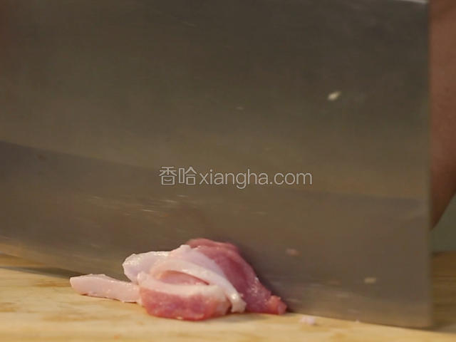 五花肉去皮顶刀切成0.5厘米的片。