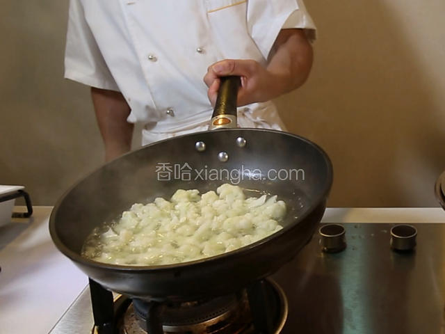 将白菜花焯熟控水备用。