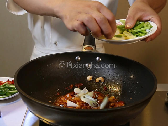 热锅下油放入五花肉煸香，加入豆瓣酱和葱姜蒜一起炒香，然后放入老抽上色。