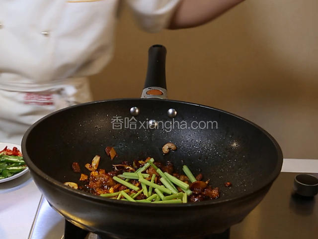 加入芹菜、杭椒、小米椒中火煸出香味。