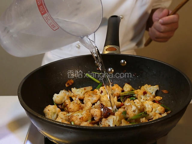 再放入白菜花、盐、味精、白糖、料酒和清水大火翻炒。