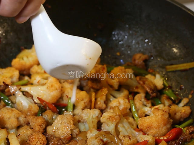 最后用水淀粉勾芡，出锅即可。