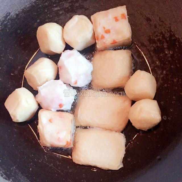 起油锅、先把鱼豆腐、鱼蛋、虾丸慢火香煎一下