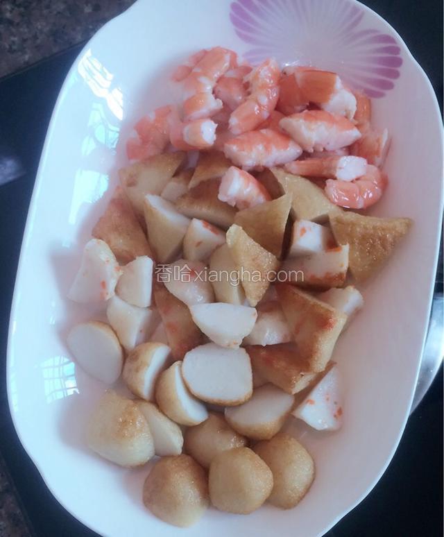 把香煎好的鱼豆腐、鱼蛋、虾丸、虾切成任意形状。