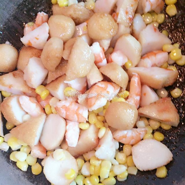 加入切好的鱼丸、鱼豆腐、虾丸、虾段，加少许鸡精略翻炒两分钟。