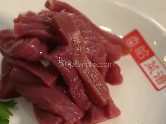 里脊肉切条，类似薯条状，比薯条稍微粗一点。