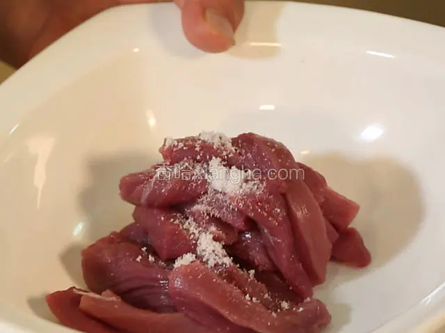 切好的里脊条加切好的姜蒜，盐5克，味精5克，白糖10克，胡椒粉5克，生粉15克，淀粉15克，使里脊表面裹满生粉糊。