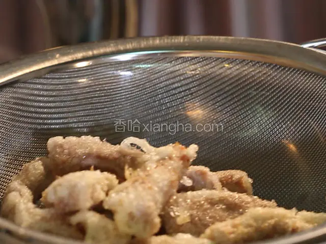 锅内下30克色拉油，大火将油烧至7成热放入裹好生粉糊的里脊肉，里脊炸定型，外焦里嫩即可捞出。