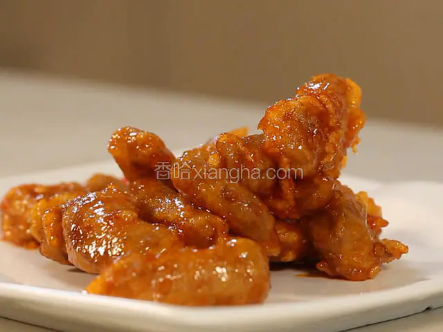放入炸好的里脊肉，翻炒均匀，使汤汁均匀包裹在里脊肉上即可。一道美味可口，色香味俱全的糖醋里脊就这样展现在大家面前了。