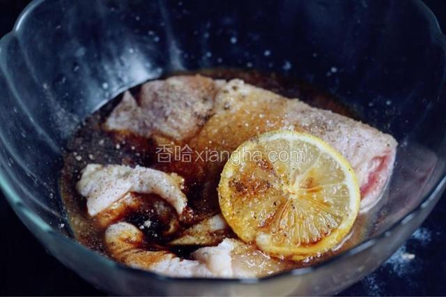 鸡腿肉上撒上盐、糖、胡椒粉，然后调入生抽、老抽、料酒。用手按摩鸡腿表面片刻，放入冰箱冷藏腌制半天，时间长点更入味。