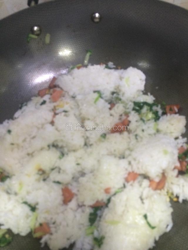 再放入白米饭，调味即可，盛出。
