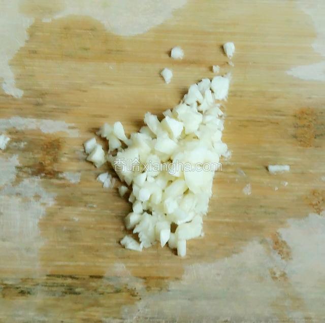 蒜头用刀拍扁，剥掉外壳。切掉头尾，切碎。备用。