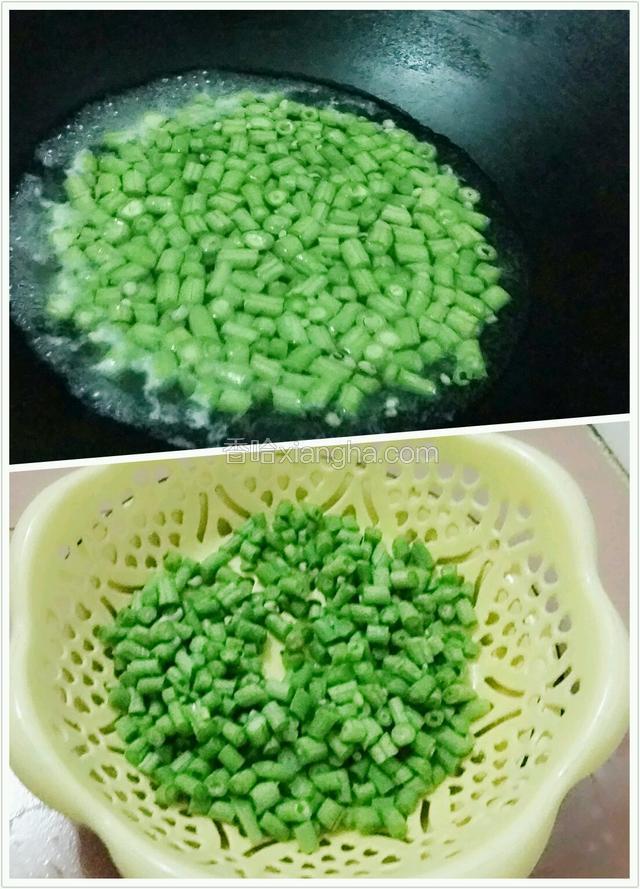 煮一分钟左右，关火。把豇豆丁倒到塞子里面沥干水份。（要完全沥干水份，要不然炒出来的豇豆丁有股水的味道，影响食欲）
