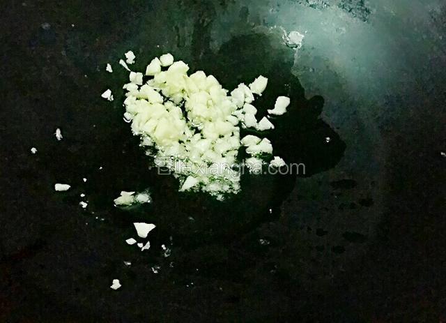 锅里面重新放适量花生油，油热，放蒜蓉进去，用大火翻炒出香味。调成小火。