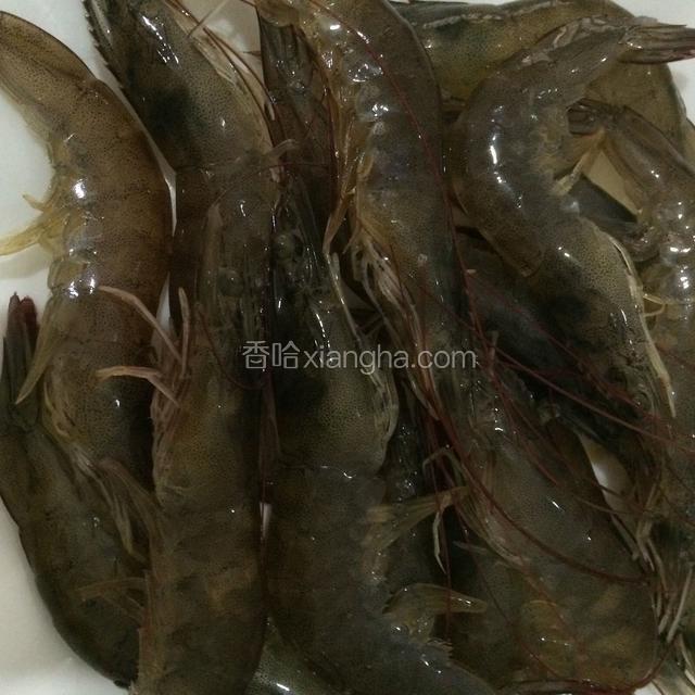 虾建议选个头差不多大的为宜。剪虾足、去虾须，去沙腺，过滚水汆烫一下备用。