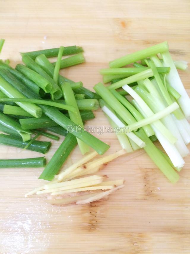 葱洗净切段，姜切丝备用。