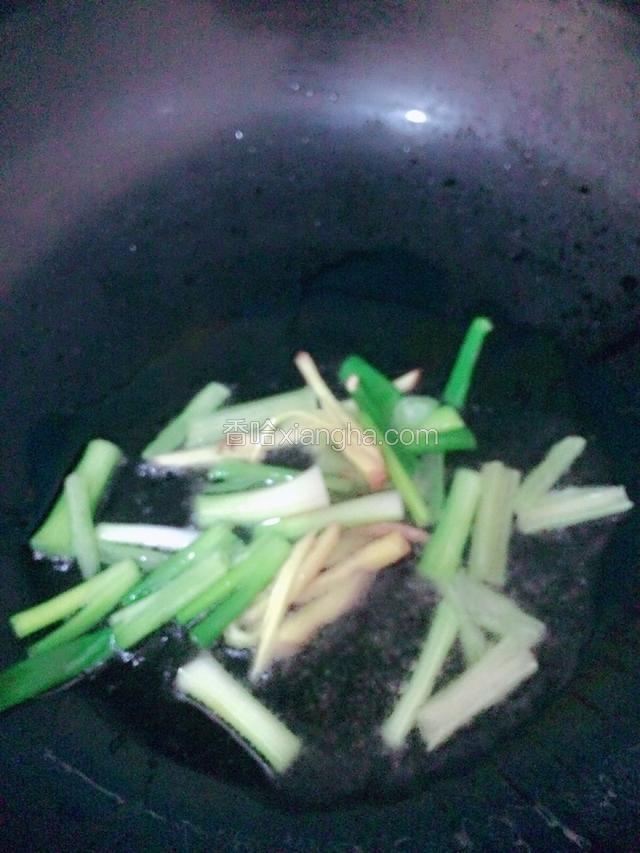 炒锅上火，加入底油，下入葱姜末煸炒片刻。
