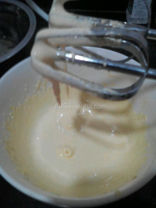 白糖放入蛋黄中，打成蛋黄发白