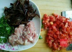 西红柿木耳瘦肉汤面的做法图解2