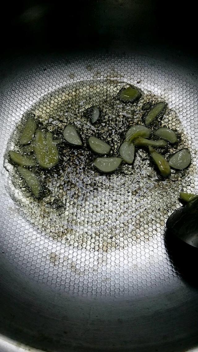 烧热油，放姜 蒜爆香